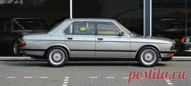 BMW M5 E28 Deze BMW M5 E28 is wat ons betreft het bewijs dat de strijd om de meeste pk’s en het aftroeven van de concurrentie met de meest indrukwekkende cijfers de M5 door de jaren heen alleen maar minder leuk heeft gemaakt. Bovendien kon je je in een M5 E28 nog enigszins onopvallend door het verkeer bewegen, iets wat niet te zeggen valt over de huidige ...