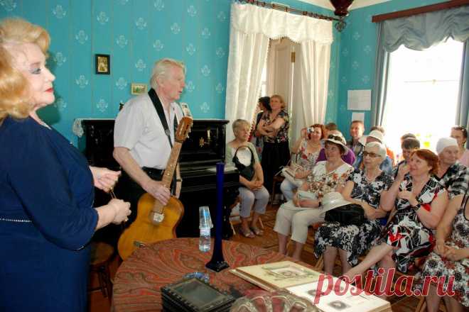 Почетные гости в усадьбе Шахматово - Юрий Владимирович Назаров и Людмила Васильевна Мальцева
