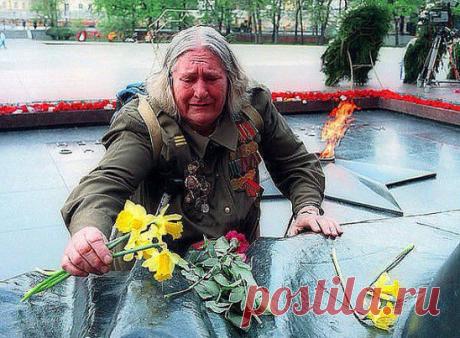 Нет – войне! 
Пусть не будет у нас нефти
И исчезнет напрочь газ,
И зарплата нас изводит
Нищетою раз за раз.
И горят от напряженья
Холодильник, чайник, ком –
Только бы не знать сражений
Проклятущих, страшных войн.   
В.Демченко.