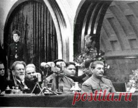 Популярное – Google+
6 ноября 1941г. #Сталин и другие члены советского руководства на станции #метро #Маяковская 
#ww2   #ww2history   #historyphotos
