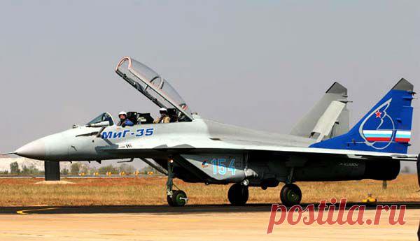 МиГ-35 на выставке  Air India 2007
Основные отличия от МиГ-29:
встроенная и контейнерная оптико-локационные станции (ОЛС) и нашлемная система целеуказания и прицеливания;
комплекс обороны со средствами РЭБ, детекторами атакующих ракет и облучения лазерами, автоматами выброса ложных целей;
открытая архитектура БРЭО.