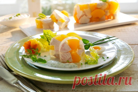 ИЗЫСКАННЫЙ ХОЛОДЕЦ ИЗ КУРИЦЫ Слегка острый и ароматный куриный холодец с низким содержанием калорий, что может быть лучше для завершения новогодних праздников?! Диетическое блюдо для разгрузочных дней, но при этом какое торжественное и аппетитное! Ингредиенты 1200 мл воды + соль + перец 100 г моркови 100 г...