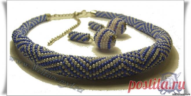 Жгут : вязанный по кругу, с увеличением и уменьшением. Или жгут на воздушных петлях.