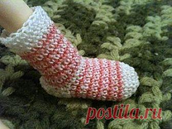 Вяжем крючком симпатичные носочки Хочу представить вот такой мастер-класс, по созданию достаточно простеньких носочков крючком. Я вязала из ириса, крючком №1. Вязала на куклу, у которой нога 5.5см.