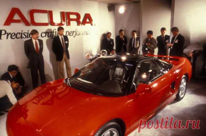 Acura NSX 2005 года с пробегом 6000 километров (22 фото) | Чёрт побери Ни для кого ни секрет, что бренд Acura появился в США для того чтобы привлечь новых клиентов и отделиться как бы от простецкой Хонды.  Решение было принято в далеком 1984, а уже в 1986 появились первые дилерские центры. Удивительно, но Acura стала первым японским брендом, который на равных смог конкурировать на рынке с европейскими производителями.  Всегда думал что эмблема это просто первая буква А. Но...