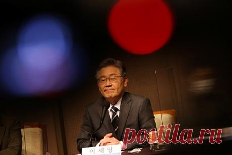 Кандидата в президенты Южной Кореи забросали яйцами рядом с военной базой США. Неизвестный забросал яйцами кандидата в президенты Южной Кореи от Демократической партии Ли Чжэ Мена в знак протеста против развертывания американской противоракетной системы THAAD на территории страны. Мужчина, стоящий через дорогу, бросил два яйца в Ли, пока тот шел в сторону фруктовой фермы в уезде Сонджу.