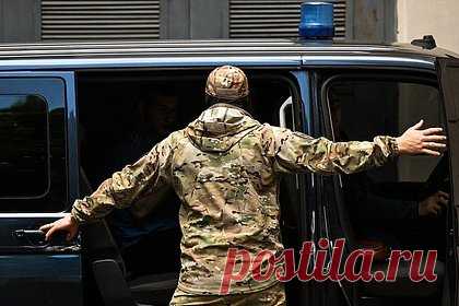 Российского полицейского обвинили в разглашении гостайны в интернет-переписке. В Республике Коми ФСБ возбудила уголовное дело против сотрудника правоохранительных органов Ханты-Мансийского автономного округа (ХМАО) за разглашение государственной тайны. С декабря 2020 года по май 2021 год фигурант неоднократно сообщал жителю Сыктывкара результаты оперативно-розыскной деятельности своего отдела.