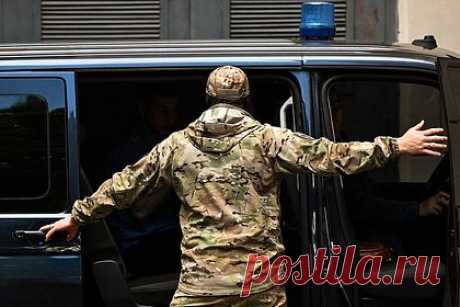 Российского полицейского обвинили в разглашении гостайны в интернет-переписке. В Республике Коми ФСБ возбудила уголовное дело против сотрудника правоохранительных органов Ханты-Мансийского автономного округа (ХМАО) за разглашение государственной тайны. С декабря 2020 года по май 2021 год фигурант неоднократно сообщал жителю Сыктывкара результаты оперативно-розыскной деятельности своего отдела.