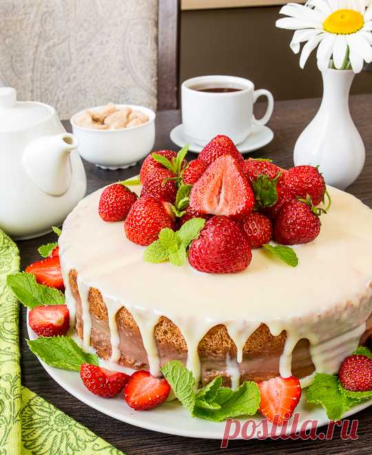 Торт с заварным шоколадным кремом и клубникой
