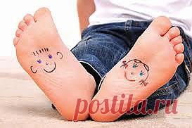 Плоскостопие у детей

В 21 веке диагноз плоскостопие стал нормой в заключениях детских врачей хирургов-ортопедов.Даже после рождения новорожденным малышам ставят диагноз врожденное плоскостопие.Многим деткам спустя несколько лет жизни выявляют такую болезнь, она возникает в основном от неправильного развития стопы. Причиной возникновения такого диагноза, есть неправильная или некачественная детская обувь.