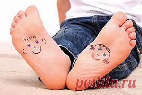 Плоскостопие у детей

В 21 веке диагноз плоскостопие стал нормой в заключениях детских врачей хирургов-ортопедов.Даже после рождения новорожденным малышам ставят диагноз врожденное плоскостопие.Многим деткам спустя несколько лет жизни выявляют такую болезнь, она возникает в основном от неправильного развития стопы. Причиной возникновения такого диагноза, есть неправильная или некачественная детская обувь.