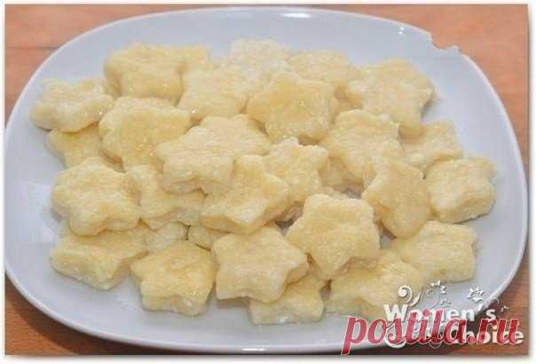 Ленивые вареники

Ингредиенты:

-200 гр творога,

-2 ст.л. сахарной пудры,
-1 яйцо,
-3 ст.л. муки,
-1 ч.л. ванильной эссенции,
-щепотка соли.

Приготовление:

Ленивые вареники полностью оправдывают свое название, так как готовить их очень просто и быстро, в отличие от обычных вареников. Это прекрасный завтрак, полезный и очень вкусный, а знакомый всем с детства замечательный творожный вкус задаст хорошее настроение на весь день.

1. Смешиваем вместе творог, яйцо, сахар, ва...