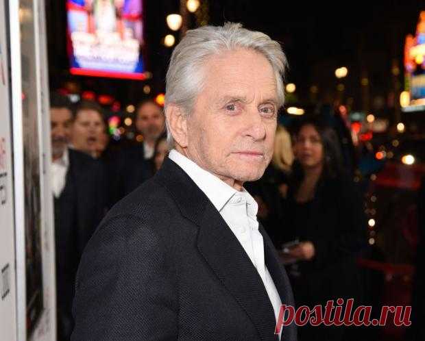 Майкл Дуглас впервые взял на руки новорожденного внука: трогательное фото знаменитого дедушки