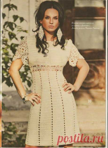 Бежевое платье-ампир крючком