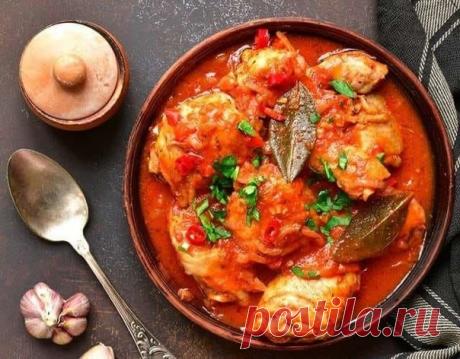 Чахохбили
1-1,3 кг курицы
1 головка лука
1 банка томат в собственном соку или 600гр. свежих помидор
50-70мл. белого сухого вина
2 ст. л. мелко порубленных грецких орех
50 гр. сливочного масла
1 пучок кинзы
1 пучок петрушки
2- 3 зубчика чеснока
2 ч.л. молотого кориандра
Соль
красный молотый перец
1. Мясо курицы помыть, разрезать на кусочки, сложить в хорошо разогретую толстостенную кастрюлю и слегка обжарить.
2. Добавить сливочное масло, нарезанный кубиками лук, спассероват...