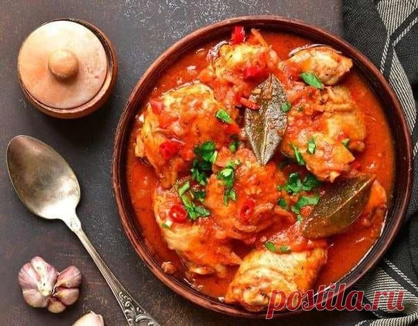 Чахохбили
1-1,3 кг курицы
1 головка лука
1 банка томат в собственном соку или 600гр. свежих помидор
50-70мл. белого сухого вина
2 ст. л. мелко порубленных грецких орех
50 гр. сливочного масла
1 пучок кинзы
1 пучок петрушки
2- 3 зубчика чеснока
2 ч.л. молотого кориандра
Соль
красный молотый перец
1. Мясо курицы помыть, разрезать на кусочки, сложить в хорошо разогретую толстостенную кастрюлю и слегка обжарить.
2. Добавить сливочное масло, нарезанный кубиками лук, спассероват...