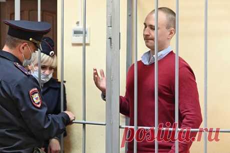 Американец попросил о снисхождении за нападение на российского полицейского. В Центральном районном суде Воронежа с последним словом выступил 28-летний гражданин США Роберт Гилман, обвиняемый в нападении на полицейского. Он попросил суд проявить к нему снисхождение и не сажать в тюрьму. Выразив сожаление, Гилман заявил, что встал на путь исправления. Подсудимый также извинился перед Россией.