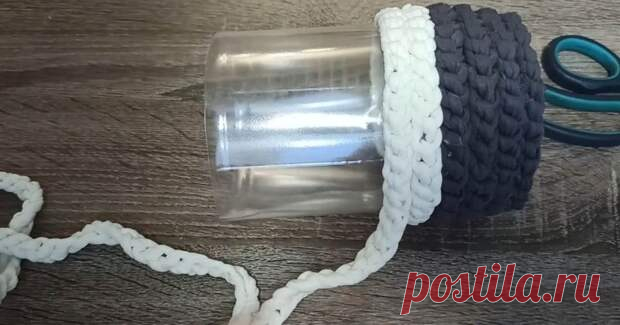 Хорошая и уютная идея: вторая жизнь пластику - Сам себе мастер - медиаплатформа МирТесен Эти два простых мастер-класса прекрасно экономят бюджет и в то же время дарят идеи создания новых вещей для дома! Посмотрите на красоту, основой которой послужили бросовые материалы. Для двух поделок вам понадобится пластиковое ведёрко, пластиковая бутылка и трикотажная пряжа. Последнюю можно легко