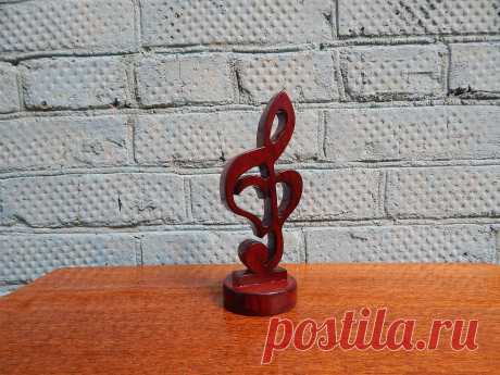 Декоративное изделие в виде скрипичного ключа с сердцем.Символ музыки, творчества и настоящей любви.