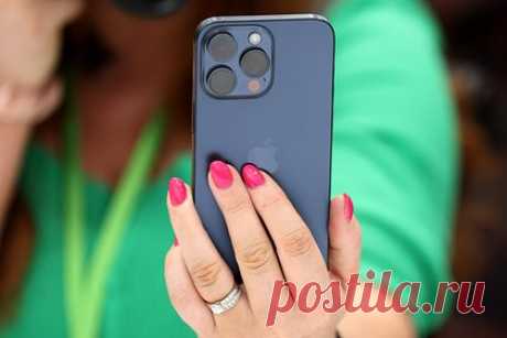Раскрыты подробности об iOS 18. В iOS 18 появится поддержка RCS-сообщений и «более умная» Siri. По словам аналитика Марка Гурмана, в Apple будущую iOS называют крупнейшим обновлением ОС для iPhone в последние годы или даже самым главным апдейтом в истории экосистемы. Так, виртуальный ассистент Siri будет работать на базе больших языковых моделей.