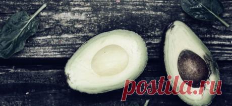 Масло авокадо - состав, свойства и применение в кулинарии и косметике Авокадо - грушевидный косточковый плод родом из тропических лесов Мексики и Центральной Америки. Масло, отжатое из мякоти, характеризуется высоким содержанием мононенасыщенных и полиненасыщенных жирных кислот, особенно полезных для сохранения здоровья и профилактики сердечно-сосудистых заболеваний.