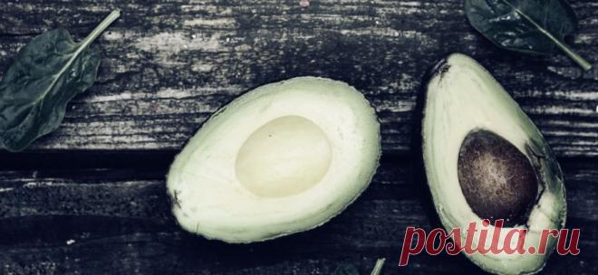 Масло авокадо - состав, свойства и применение в кулинарии и косметике Авокадо - грушевидный косточковый плод родом из тропических лесов Мексики и Центральной Америки. Масло, отжатое из мякоти, характеризуется высоким содержанием мононенасыщенных и полиненасыщенных жирных кислот, особенно полезных для сохранения здоровья и профилактики сердечно-сосудистых заболеваний.