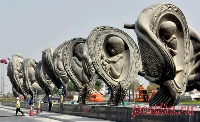 В Катаре разместили гигантскую скульптуру зарождающейся жизни