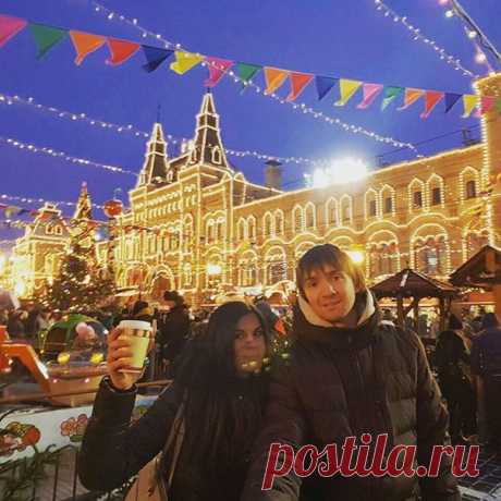 Новый год продолжается. Вечерняя Москва прекрасна!) #family #семья #сденой #мужижена #2017 #новыйгод #москва #краснаяплощадь #счастье #счастливыемоменты #happy #happymoments #redsquare #moscow #mylove #love #любовь #люблюее @ Красная площадь, Москва (Red Square, Moscow)