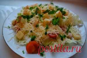 Салат «Цезарь» с пекинской капустой, курицей и сухариками