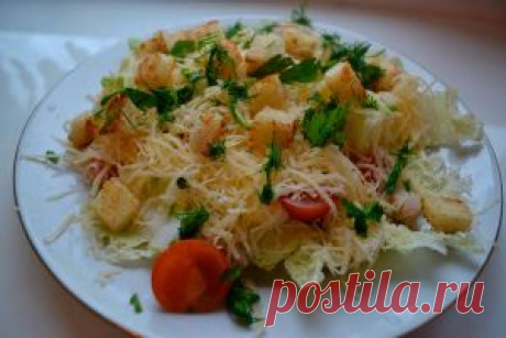 Салат «Цезарь» с пекинской капустой, курицей и сухариками