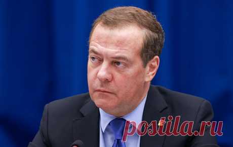 Медведев назвал предателями тех, кто портит урны с бюллетенями на избирательных участках. По словам зампреда Совбеза, поджигателей можно судить за госизмену или по другим строгим статьям УК