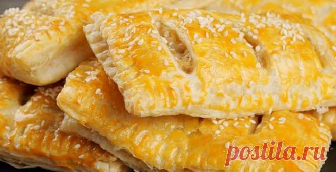 Слойки с рисом и рыбным филе: проще только во сне! Слойки с рисом и рыбным филе – это блюдо для тех, кто хочет приготовить потрясающую закуску или полноценный ужин на скорую руку. Делается все просто, быстро и легко, ингредиенты – простейшие. Представляете, из стакана риса и кусочка недорогой рыбки вы получите сытную, вкусную и ароматную выпечку: пальчики оближешь.