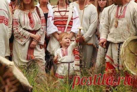 О ВОСПИТАНИИ!!! 
 
"Мальчиков и девочек на Руси родители воспитывали по особой системе, в соответствии с устоями Рода и Лады. 
 
Девочкам говорили: "Мальчик - это будущий мужчина, воин, хозяин, глава рода, отец будущих детей, защитник Рода". Поэтому к нему нужно относиться с любовью и уважением, как к Богу Роду. 
 
Мальчикам говорили: "Девочка - это будущая Ладушка, будущая хозяйка, это Богиня-Хранительница домашнего очага, мать будущих детей, Берегиня. Поэтому её надо люб...