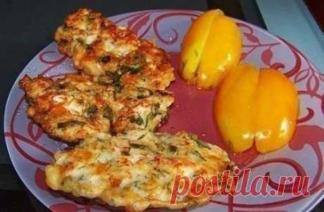 КУРИНЫЕ ОЛАДЬИ С СЫРОМ НА КЕФИРЕ

Дарим идею вкусного и быстрого ужина. 
Мои домашние сметают всё моментально! 

Ингредиенты: 
- 2 куриных филе среднего размера, нарезанные маленькими кубиками 1х1 см или еще мельче 
- 100 г твердого сыра (любого), нарезанного маленькими кубиками 1х1 см 
- 2 яйца 
- 100 г кефира 
- 100 г муки 
- по 3 веточки петрушки, укропа и зеленого лука 
- соль, специи по вкусу. 

Все продукты перемешиваем. 

Разогреваем сковороду с растительным маслом,...