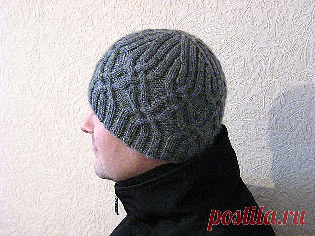 Серая мужская шапка с рельефным узором.