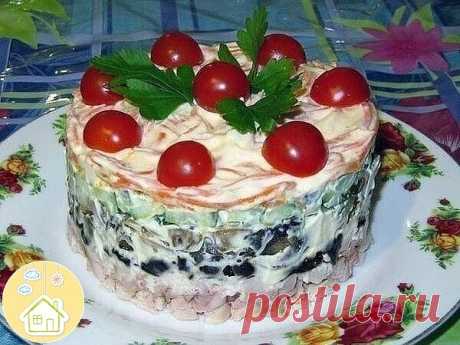 Салат "Вкуснятина" 
Ингредиенты: 
- 200 г свежих шампиньонов 
- 150 г копченного куриного мяса 
- 80 г корейской морковки 
- 80 г чернослива 
- 150 г свежих огурцов 
- 150 мл майонеза 
- растительное масло 
- перец, соль, зелень 
Этот салат выкладывается слоями в специальной форме, ну а если ее нет, то можно вырезать цилиндр из обычной жестяной баночки или пластиковой бутылки. 
Берем плоское блюдо и ставим на него форму, которую нужно смазать растительным маслом, чтобы мож...