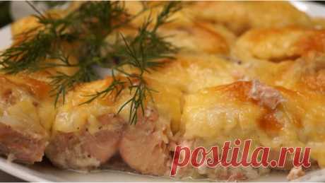 Сказать, ЧТО вкусно... значит ничего НЕ сказать...
Горбушу, запеченную таким образом готовить не сложно, но в результате она получается вкусной, СОЧНОЙ, нежной и аппетитной. Пробовали так готовить!?
Рецепт:
Филе горбуши – 400гр.
Луковица – 1 шт.
Растительное масло – 3ст.л.
Вода – 100-120мл.
Сыр – 70гр.
Соль – 1/3ч.л.
Приправа для рыбы – 1/3ч.л.
Перец черный молотый – по вкусу
СПОСОБ ПРИГОТОВЛЕНИЯ
Горбушу разделим на филе, нарезаем на порционные кусочки. На противень налива...