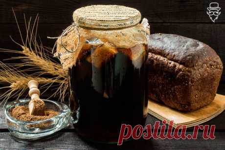 Май - чародей. Вместо тысячи ресторанов. Лаборатория вкуса.

"Лучше квасу нет запасу"

Именно эта поговорка была расхожей у крестьян в покосную пору. Выезжали на сенокосы семьями, везя с собой бочонки с квасом.

Хлебный квас

Подсушите в духовке нарезанный ломтиками ржаной хлеб - только следите, чтобы не подгорел. Сухари положите в эмалированную емкость, залейте кипятком и дайте постоять 3-4 часа. Затем настой процедите, положите в него дрожжи, сахар, сухую мяту, накройте ...