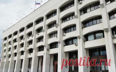 Мужчина бросил «коктейль Молотова» в здание владимирского правительства. Мужчина бросил емкость с зажигательной смесью в здание правительства Владимирской области, а также в припаркованную рядом машину сотрудницы администрации. Его задержали, никто не пострадал, заявили в областном правительстве