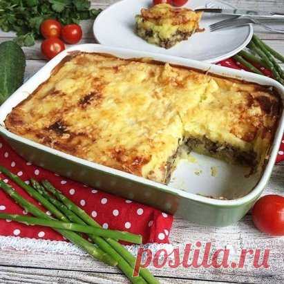 Картофельная запеканка с мясным фаршем
Вам понадобится:
400 г мясного фарша
1 луковица
6-7 картофелин
120 мл молока
2-3 ст ложки сметаны
Тертый сыр для посыпки
Картофель очищаем, отвариваем до готовности, далее готовим пюре. Подогреваем молоко, заливаем им картофель, добавляем сливочное масло и разминаем картофель до пюре.
Нарезаем мелко лук, обжариваем его на сковородке до полуготовности, добавляем фарш. Перемешиваем, солим по вкусу и жарим все до готовности мяса.
Жаропрочную форму смазывае