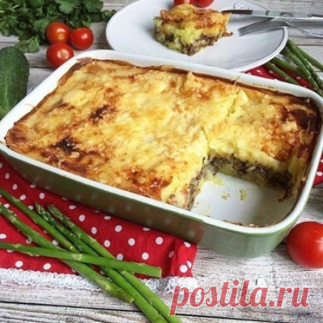 Картофельная запеканка с мясным фаршем
Вам понадобится:
400 г мясного фарша
1 луковица
6-7 картофелин
120 мл молока
2-3 ст ложки сметаны
Тертый сыр для посыпки
Картофель очищаем, отвариваем до готовности, далее готовим пюре. Подогреваем молоко, заливаем им картофель, добавляем сливочное масло и разминаем картофель до пюре.
Нарезаем мелко лук, обжариваем его на сковородке до полуготовности, добавляем фарш. Перемешиваем, солим по вкусу и жарим все до готовности мяса.
Жаропрочную форму смазывае