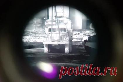 Возможности танкового прицела показали на видео. Работу танкового прицела с тепловизором показали на видно. Оператор продемонстрировал изображение, которое видит наводчик в окуляре оптического прибора танка. Тепловизор позволил различить объекты сквозь плотную дымовую завесу. Оптический канал в этих условиях оказался бесполезным.