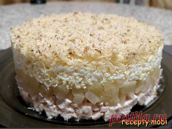 Салат с копченой курицей и ананасами – доступный и быстрый рецепт

✅Ингредиенты
▫ копченая курица – 300 г;
▫ консервированные ананасы – 340 г;
▫ отварные куриные яйца – 3 шт.
▫ сыр твердых сортов – 100 г;
▫ майонез – 150 г;
▫ грецкий орех – 50 г.