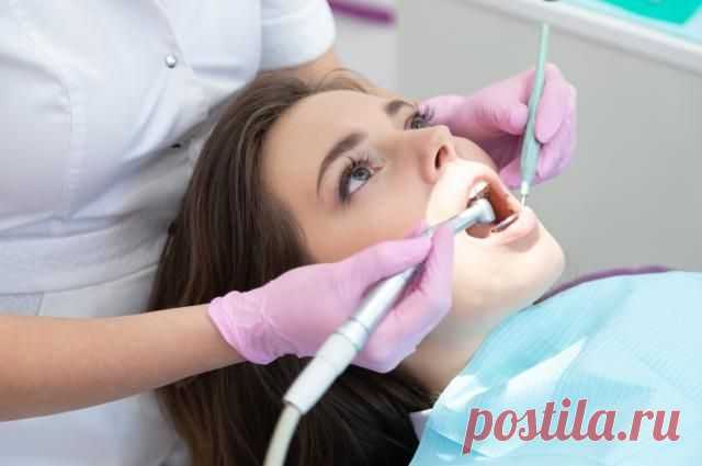 Зубной камень — часто слишком недооцененная проблема. При этом он может провоцировать воспаление десны и создавать много проблем.