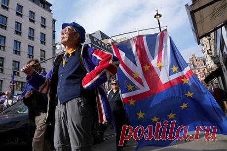 Британия и ЕС заключили новую сделку в рамках Brexit. Великобритания и Евросоюз подписали новое соглашение в рамках Brexit, которое касается изменения протокола по Северной Ирландии. Позднее в понедельник, в 18.30 по местному времени (21.30 мск), премьер-министр Британии Риши Сунак проведет пресс-конференцию вместе с главой Еврокомиссии Урсулой фон дер Ляйен.
