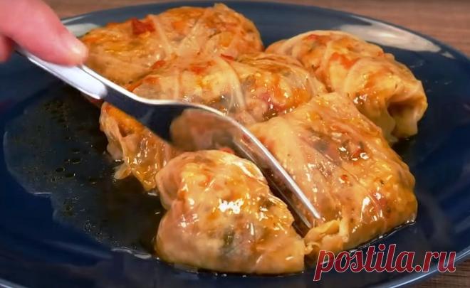 Постные голубцы по-гречески. Рецепт на Великий пост: вся семья ест и нахваливает Голубцы по-гречески — это блюдо, которое представляет собой смесь греческой и европейской кухни. Оно напоминает привычные нам голубцы, но имеет свои особенности. Голубцы по-гречески готовят из смеси риса, мясного фарша и свежих трав, завернутой в листья винограда или капусты. Затем их тушат в томатном соусе с добавлением оливкового масла, лимонного сока и специй. Это блюдо […]