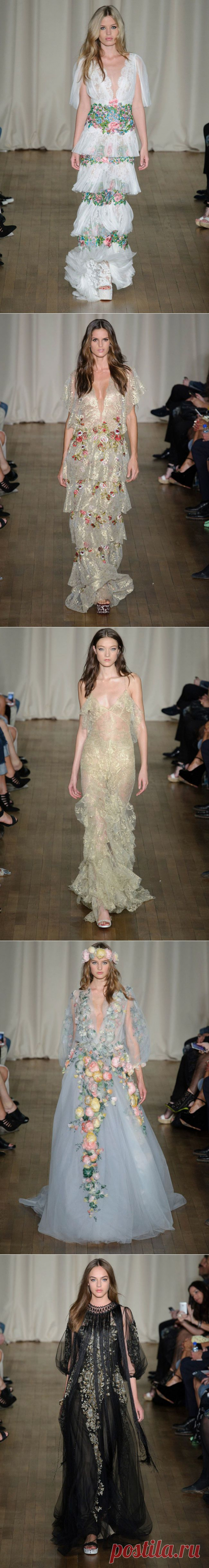 Дизайнеры Marchesa Джорджина Чапмэн (Georgina Chapman) и Кирен Крэйг (Keren Craig) вдохновлялись богемным шиком для создания весенне-летней коллекции 2015. Коллекция была представлена в рамках London Fashion Week .