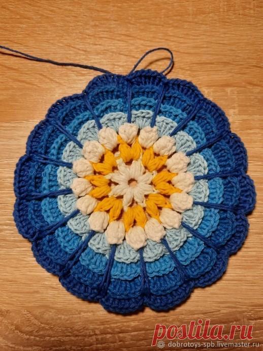 Большой вязаный цветок