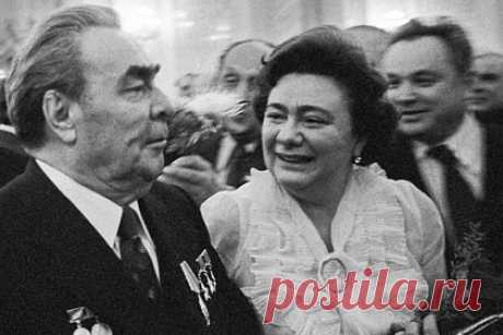 Скрипка Страдивари, сокровища Эрмитажа и бриллианты дочери Брежнева. Кто стоит за самыми дерзкими кражами СССР и России?. В Санкт-Петербурге начался судебный процесс над вором-рецидивистом Яковом Субботой — его будут судить за бандитизм и разбой. Суббота прославился кражей скрипки Страдивари и похищением старинных гравюр, рукописей и журналов на сотни тысяч долларов. Самые громкие кражи в истории СССР и России вспомнила «Лента.ру».
