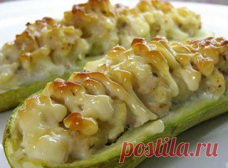 Кабачки, фаршированные курицей и овощами